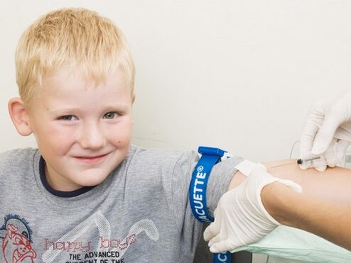 Laps loovutab verd analüüsimiseks parasiitidega nakatumise kahtluse korral
